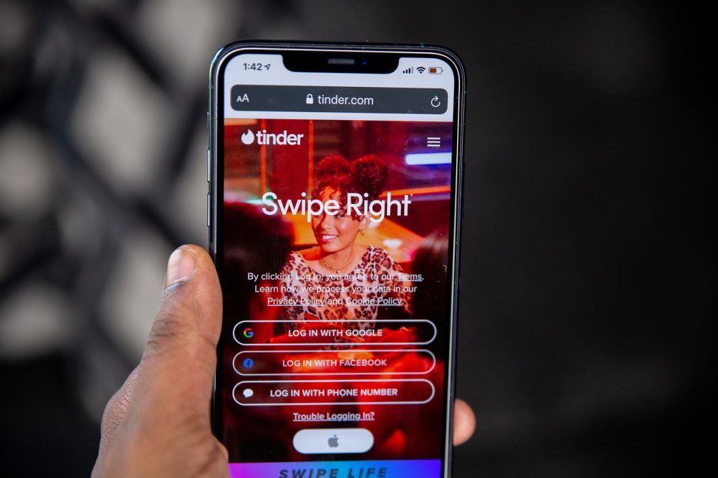 strona główna Tindera, randki online, randki, aplikacja na iPhone’a, dopasowanie, przesuń w prawo, przesuń w lewo, randki w internecie, randki w sieci, portale randkowe, aplikacje randkowe, serwisy randkowe